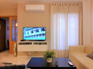 Televízia a/alebo spoločenská miestnosť v ubytovaní Apartamento con Terraza a 5 min playa