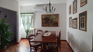 a dining room with a table and chairs at Casa di Mara in Alanno