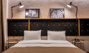 Кровать или кровати в номере Tbilisi Story Hotel