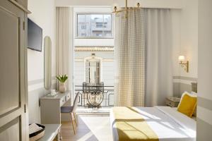 um quarto de hotel com uma cama e uma janela em Hotel Luxembourg em Tessalônica