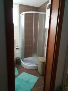Koupelna v ubytování Apartman Beker Vrnjacka Banja + 6 fotografií