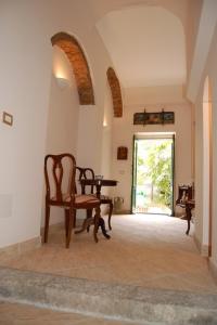 salon z krzesłem i stołem w obiekcie La Durlindana B&B w mieście Acireale