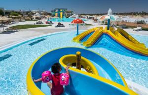 Bazén v ubytování Iliade Aqua Park - All Inclusive nebo v jeho okolí