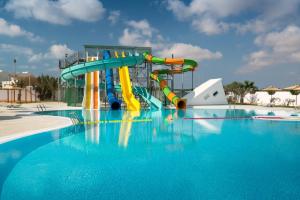 Bazén v ubytování Iliade Aqua Park - All Inclusive nebo v jeho okolí