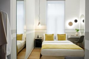 
a hotel room with two beds and two lamps at Hotel Luxembourg in Thessaloniki
