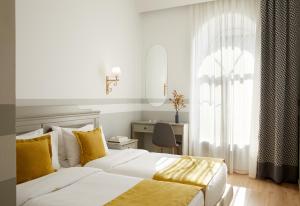 Posteľ alebo postele v izbe v ubytovaní Hotel Luxembourg