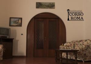 un soggiorno con porta in legno e divano di B&B Corso Roma a Lanciano