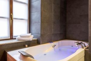 Ένα μπάνιο στο Hotel KLE, BW Signature Collection +82 φωτογραφίες