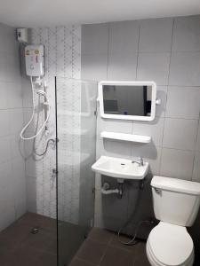 une salle de bains avec douche, toilettes et lavabo dans l'établissement NorthLands House Hotel, à Chiang Mai 32 autres photos