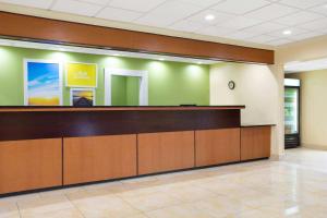 un vestíbulo con un mostrador de recepción en un hospital en Days Inn by Wyndham Absecon Atlantic City Area en Absecon