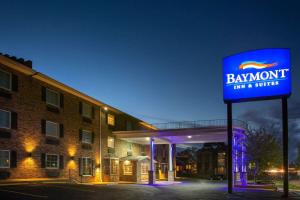 a sign for a bawnunit inn and suites at Baymont by Wyndham Jefferson City in Jefferson City