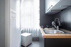 ニュルンベルクにあるAparthotel by dasPaulの小さなキッチン(シンク付)、窓