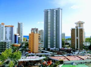 widok miasta z wysokimi budynkami w obiekcie GEMELOS 2 BIG VIEWS w mieście Benidorm