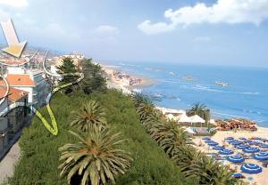 una spiaggia con ombrelloni blu e l'oceano di Residence Stella Marina a Cupra Marittima