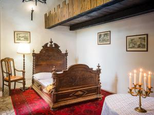 1 dormitorio con 1 cama grande de madera y velas en Zamek Rycerski, en Sobków