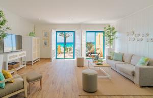 A television and/or entertainment centre at H10 Playa Esmeralda - Adults Only