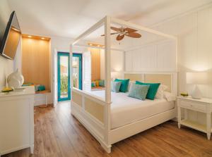A bed or beds in a room at H10 Playa Esmeralda - Adults Only