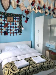 1 dormitorio con 1 cama con pared azul en Tulip Guesthouse en Estambul