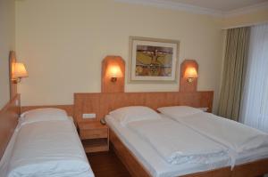 Postel nebo postele na pokoji v ubytování Hotel Wikinger Hof