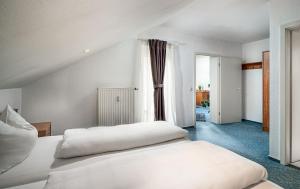 Sunibel Inn في Reinheim: غرفة نوم بسرير ابيض ونافذة
