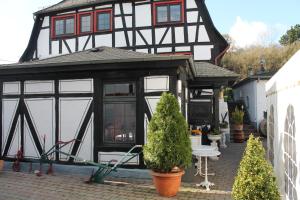 UsingenにあるHotel-Restaurant Walkmühleの白黒の家