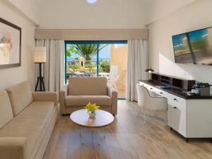 A television and/or entertainment centre at H10 Playa Esmeralda - Adults Only