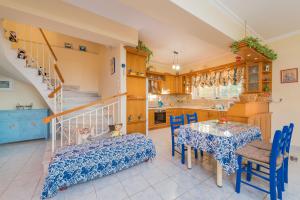 Posezení v ubytování Sunset House - Ideal for families, by ZanteWize