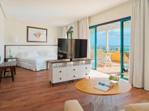 A television and/or entertainment centre at H10 Playa Esmeralda - Adults Only