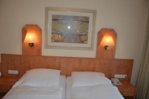 Postel nebo postele na pokoji v ubytování Hotel Wikinger Hof