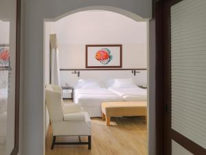 A bed or beds in a room at H10 Playa Esmeralda - Adults Only