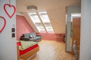 un soggiorno con un divano e una poltrona di Kerndlerhof a Ybbs an der Donau