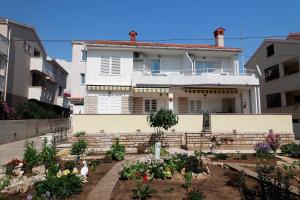 una casa con giardino di fronte di Apartments Katra a Novalja (Novaglia)