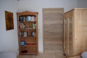 een kamer met een boekenplank en een deur bij Apartment Nagiller in Rinn