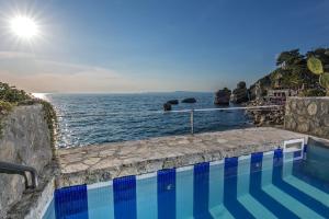 - une piscine avec vue sur l'océan dans l'établissement Capo la Gala Hotel&Wellness, à Vico Equense