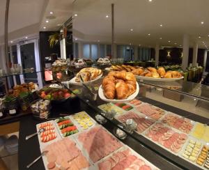 un buffet con muchos tipos diferentes de comida a la vista en Comfor Hotel Ulm City, en Ulm