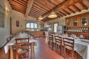 uma grande sala de jantar com uma mesa longa e cadeiras em Podere Le Rondini em Montespertoli