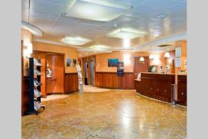 a large room with a wine bar and a pharmacy at Appartement Lilas Parc 1 - Paris La Défense in Courbevoie