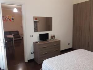 ein Schlafzimmer mit einem Bett und einem TV auf einer Kommode in der Unterkunft Casa Vacanze Lory in Monterotondo