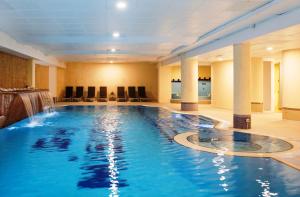 una grande piscina in una camera d'albergo di Lago Misurina Dream a Misurina