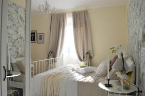 1 dormitorio con cama blanca y ventana en Agriturismo Colle Salomonio, en Nepi