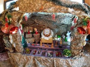 une maison dans une grotte avec des décorations de Noël dans l'établissement Royal Guest House, à Nazareth