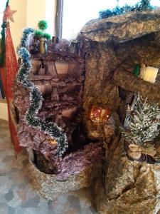 ein Weihnachts-Lebkuchenhaus in einer Höhle in der Unterkunft Royal Guest House in Nazareth
