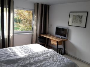 1 dormitorio con 1 cama y escritorio con ordenador en Haus Rangau für Ferien-und Messen, en Wendelstein