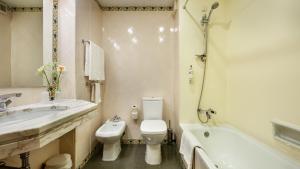 a bathroom with a sink and a toilet and a tub at Pousada de Marvao in Marvão