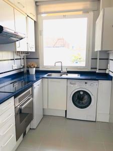 Kuchyň nebo kuchyňský kout v ubytování La Marina SeaView Penthouse
