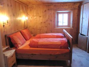2 łóżka w drewnianym pokoju z oknem w obiekcie Bed & Breakfast Campaciol w Livigno