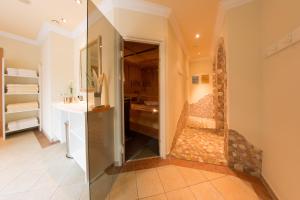 een badkamer met een douche, een wastafel en een trap bij Landhaus Zauser in Sankt Anton am Arlberg