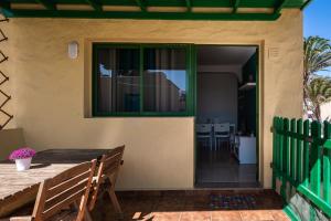 8202 - Wifi Costa Calma Bungalow في كوستا كالما: باب زجاجي منزلق إلى فناء مع طاولة
