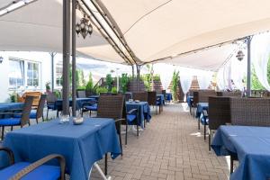 un restaurante vacío con mesas y sillas azules en Residenz Royal, en Sandhausen
