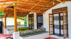 una vista esterna di una casa con tetto in legno di Miracle Home Stay a Dambulla